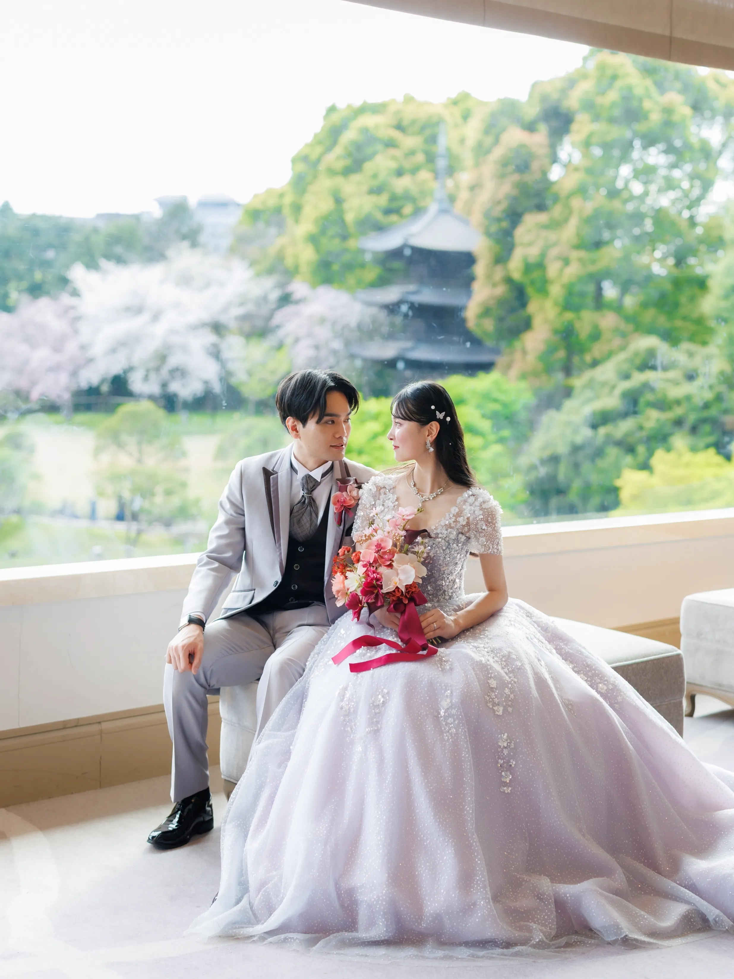 挙式会場の桜が見える新郎新婦のお写真①