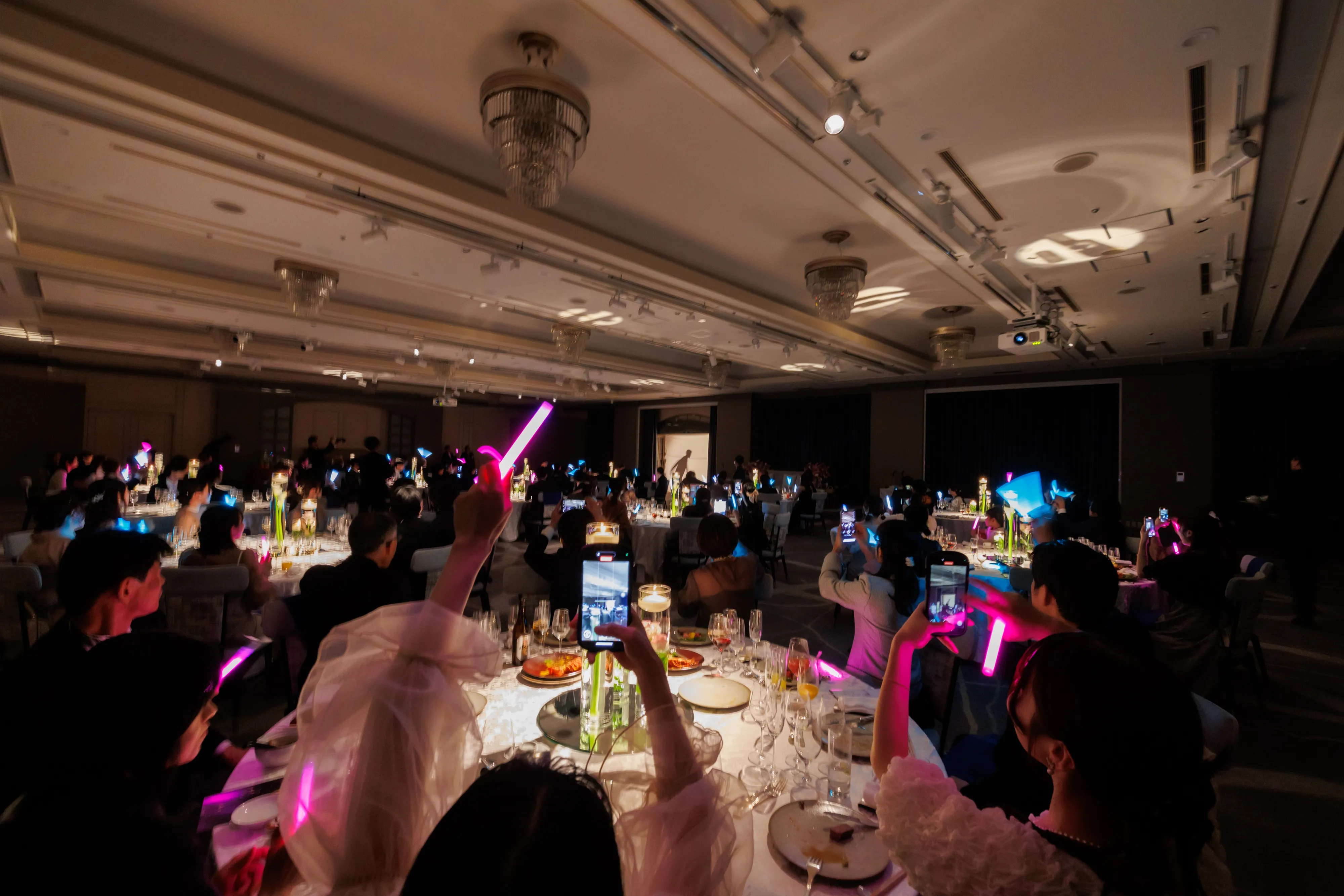 実際に作成したサイリウムと披露宴会場の様子