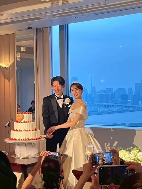 結婚式当日ケーキ入刀の様子