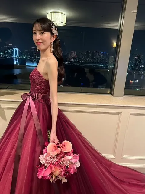 花嫁のドレス姿と、実際に作成したブーケ
